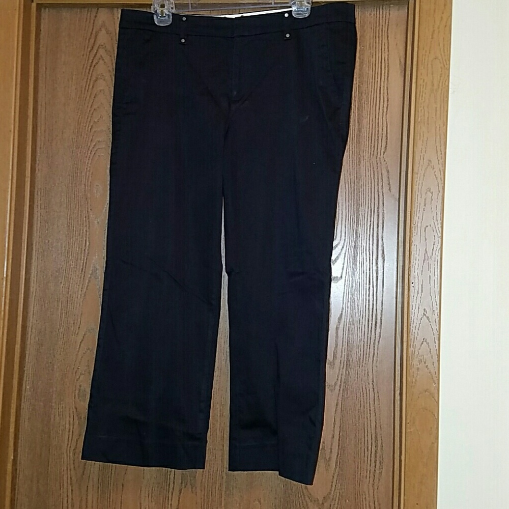 Old Navy Black capri pants